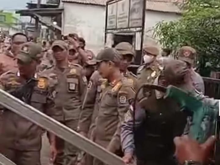 110 Lapak PKL di Depok Dibongkar Satpol PP, Akses Menuju Stasiun Akan Ditata Ulang